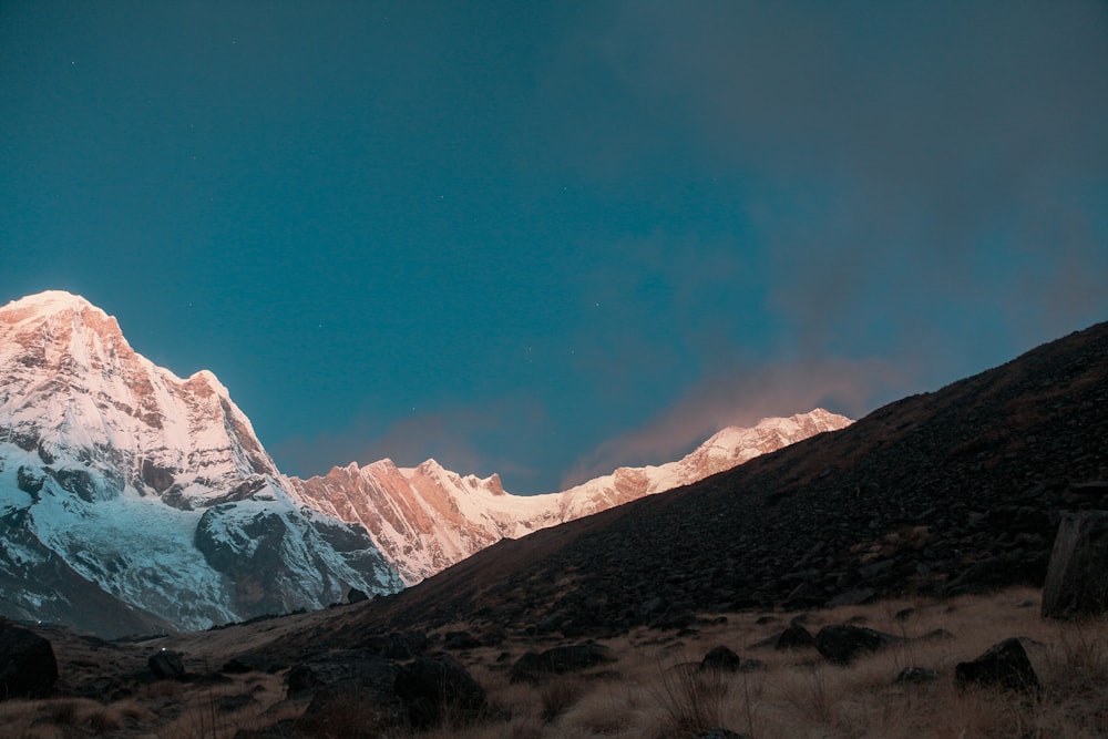 a snowy mountain range