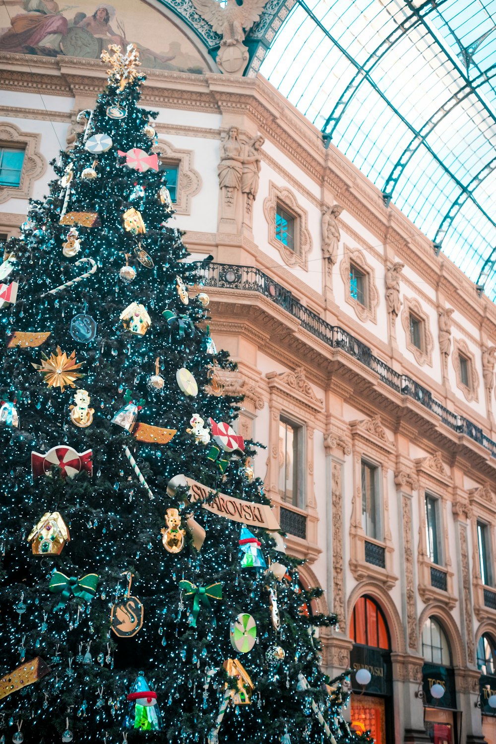 Un sapin de Noël dans un bâtiment