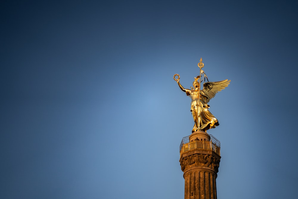Una estatua dorada en un pilar