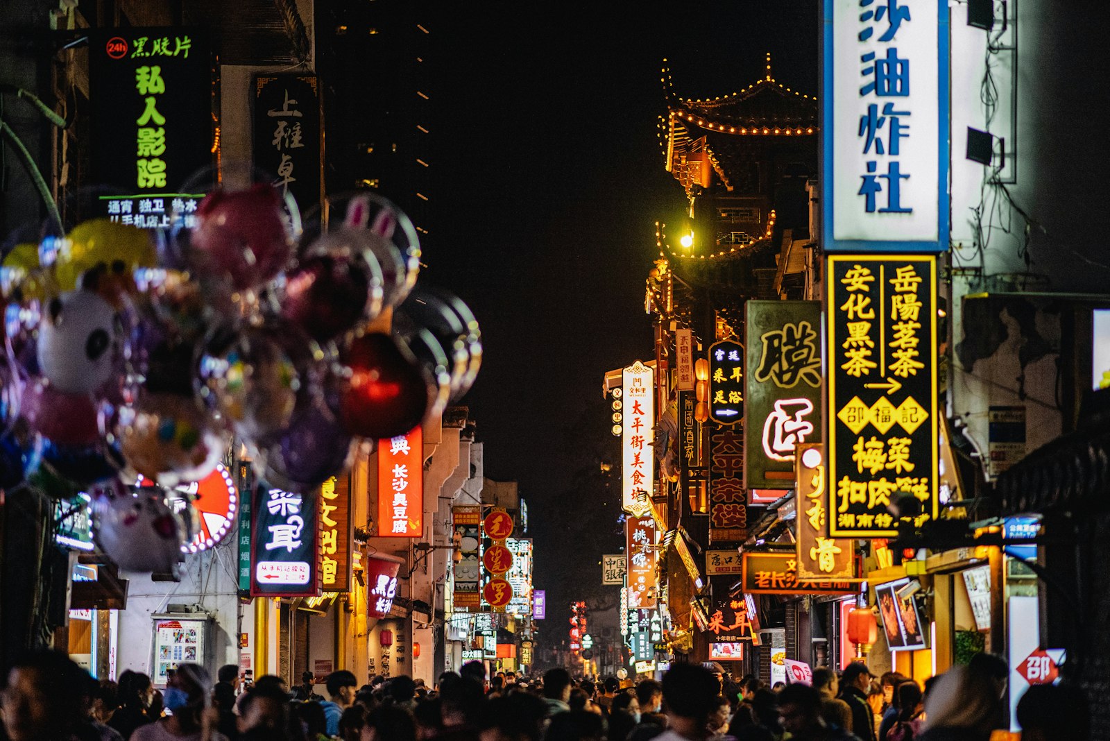 台湾の夜市、賑やかな提灯の明かり
