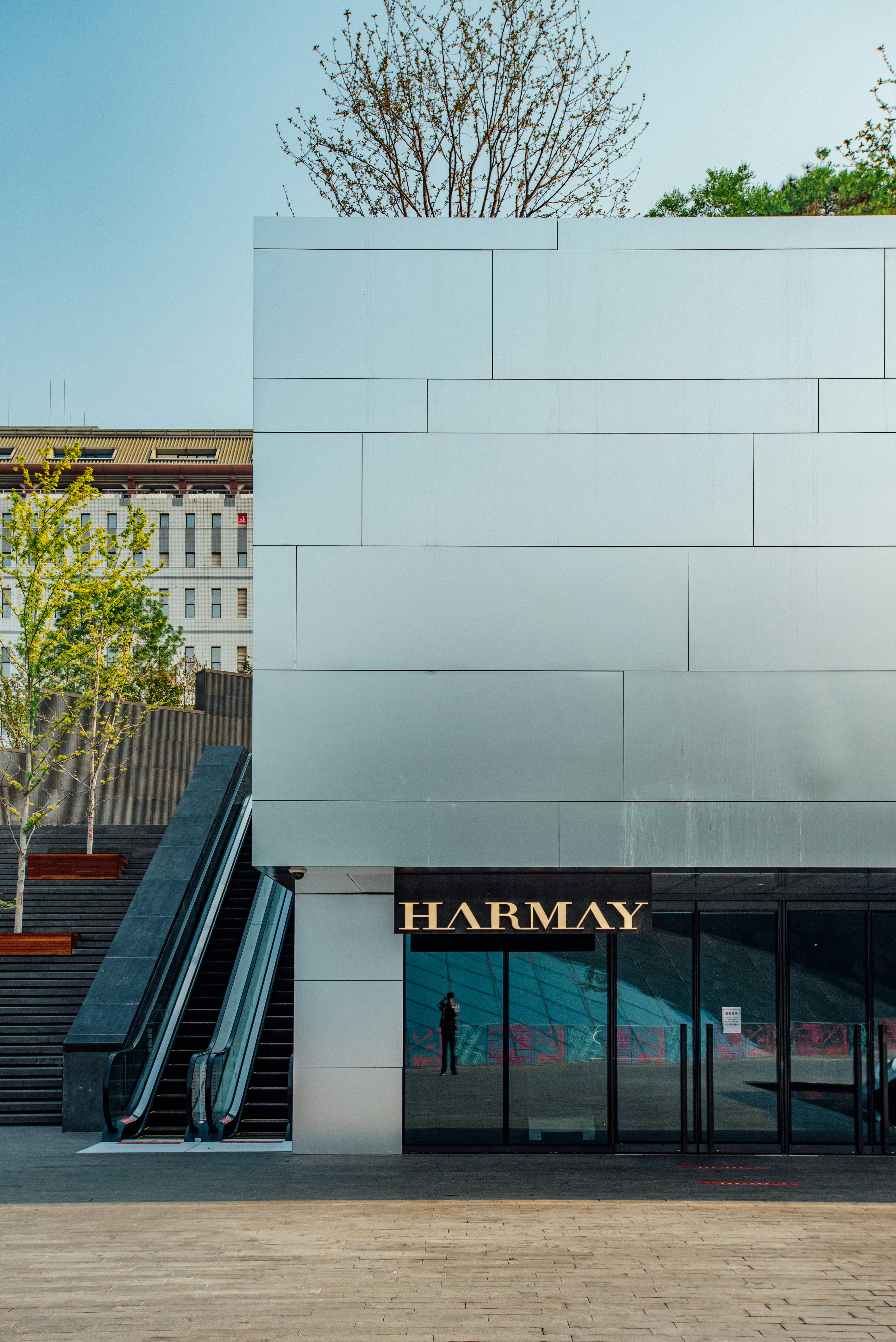 Gepflegtes Treppenhaus, glänzende Böden, sauberes Eingangsbereich, modernes Gebäude Hamburg