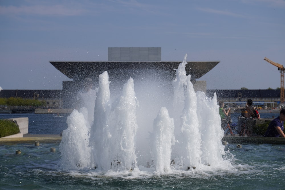 une grande fontaine d’eau