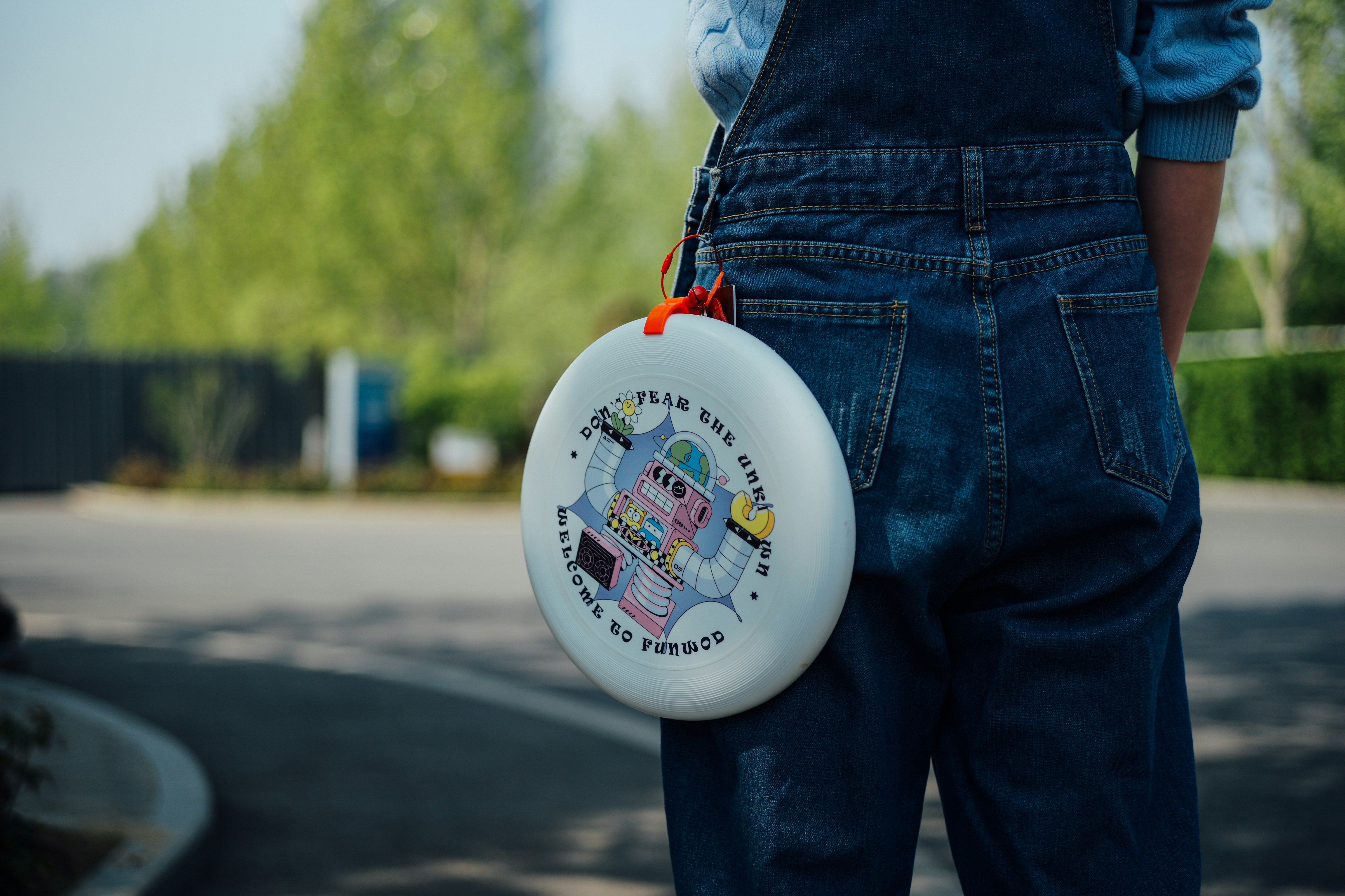a person holding a white frisbee, 