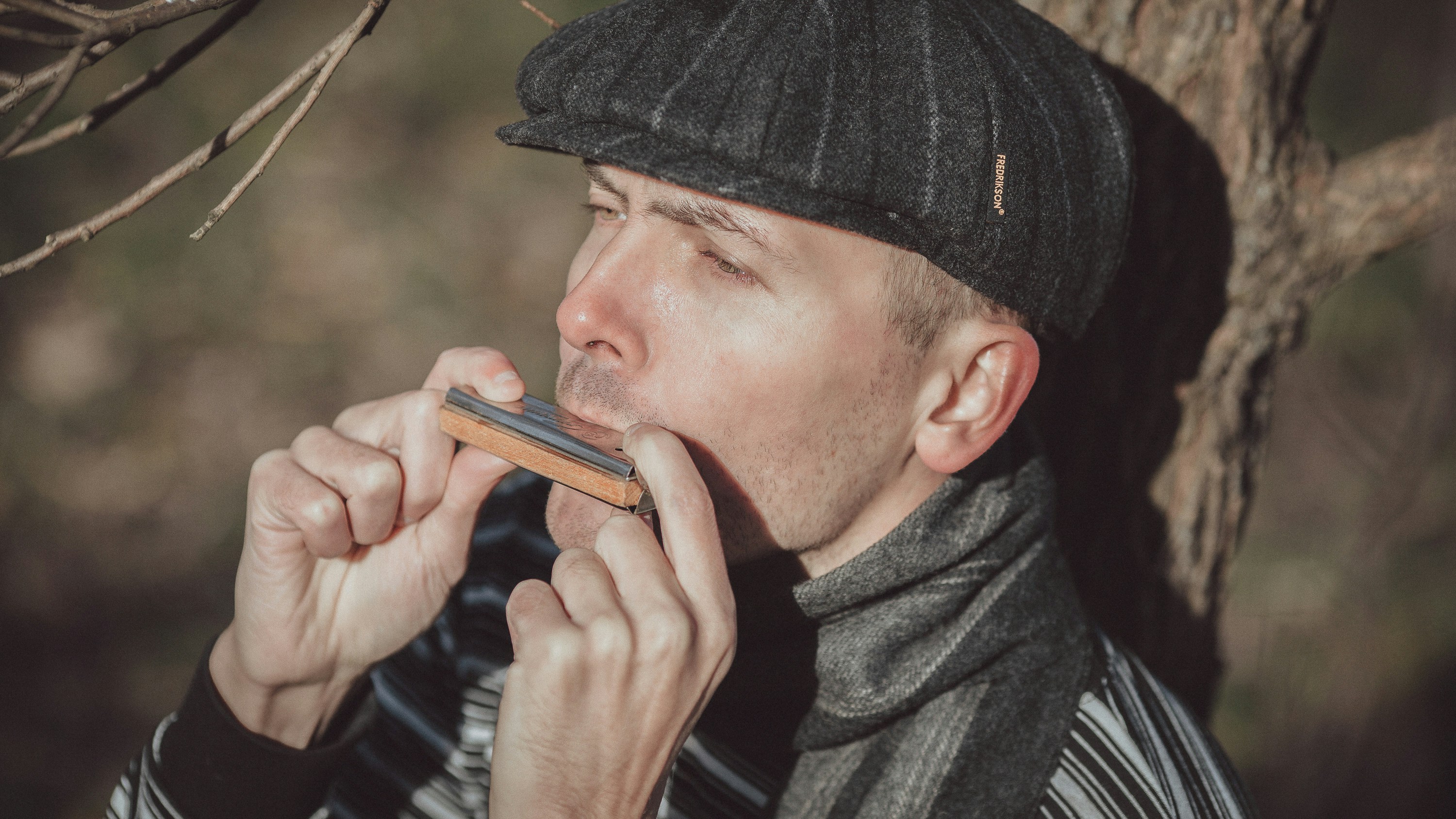 Ein Mann raucht eine Zigarre