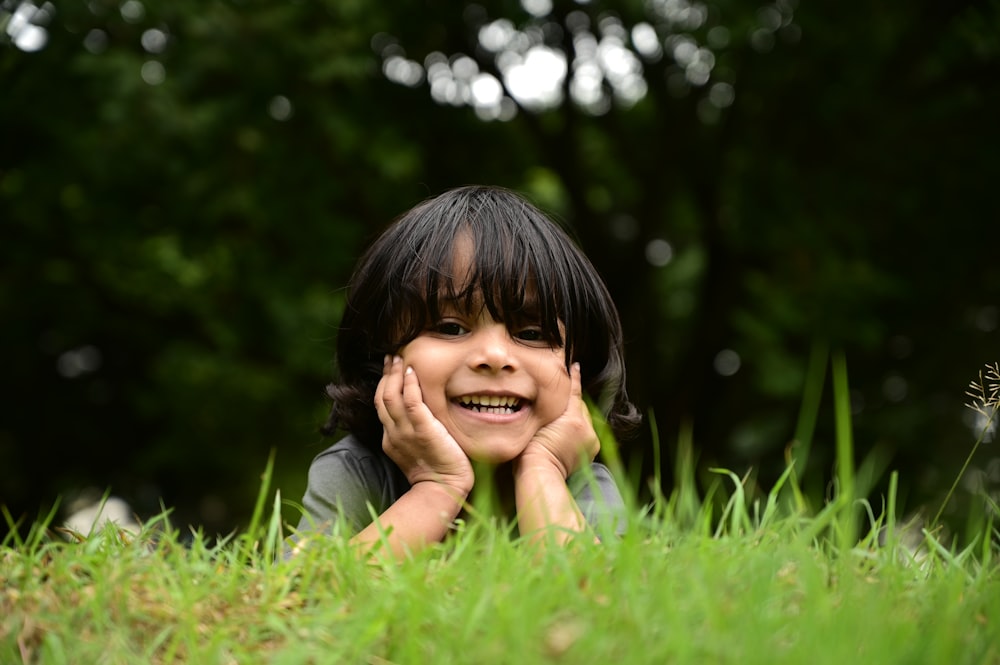 Un niño tirado en la hierba