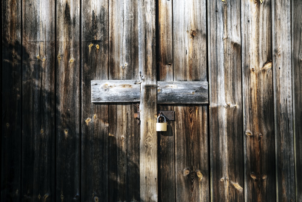 una puerta de madera con llave