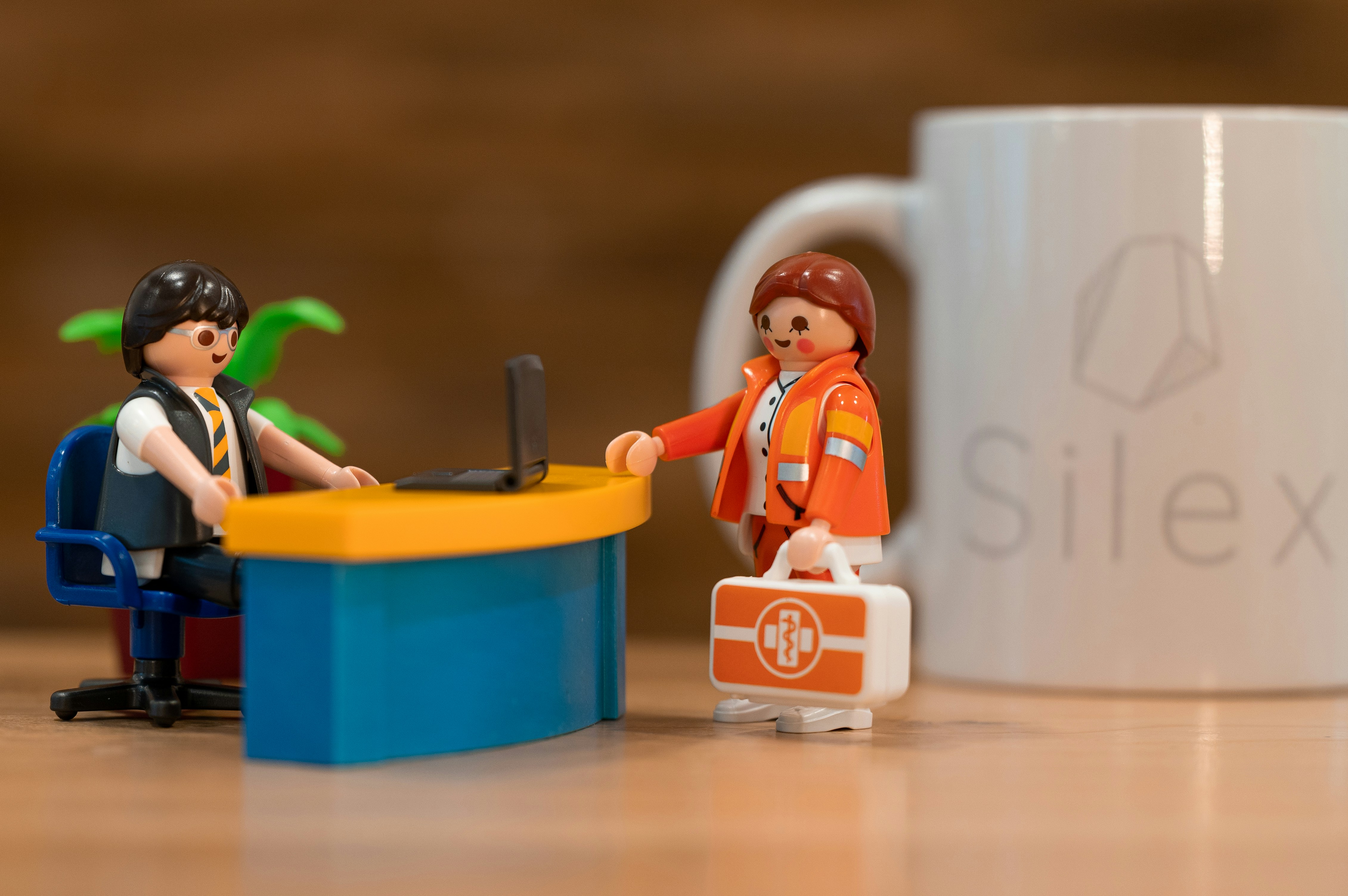 Un par de figuras de juguete