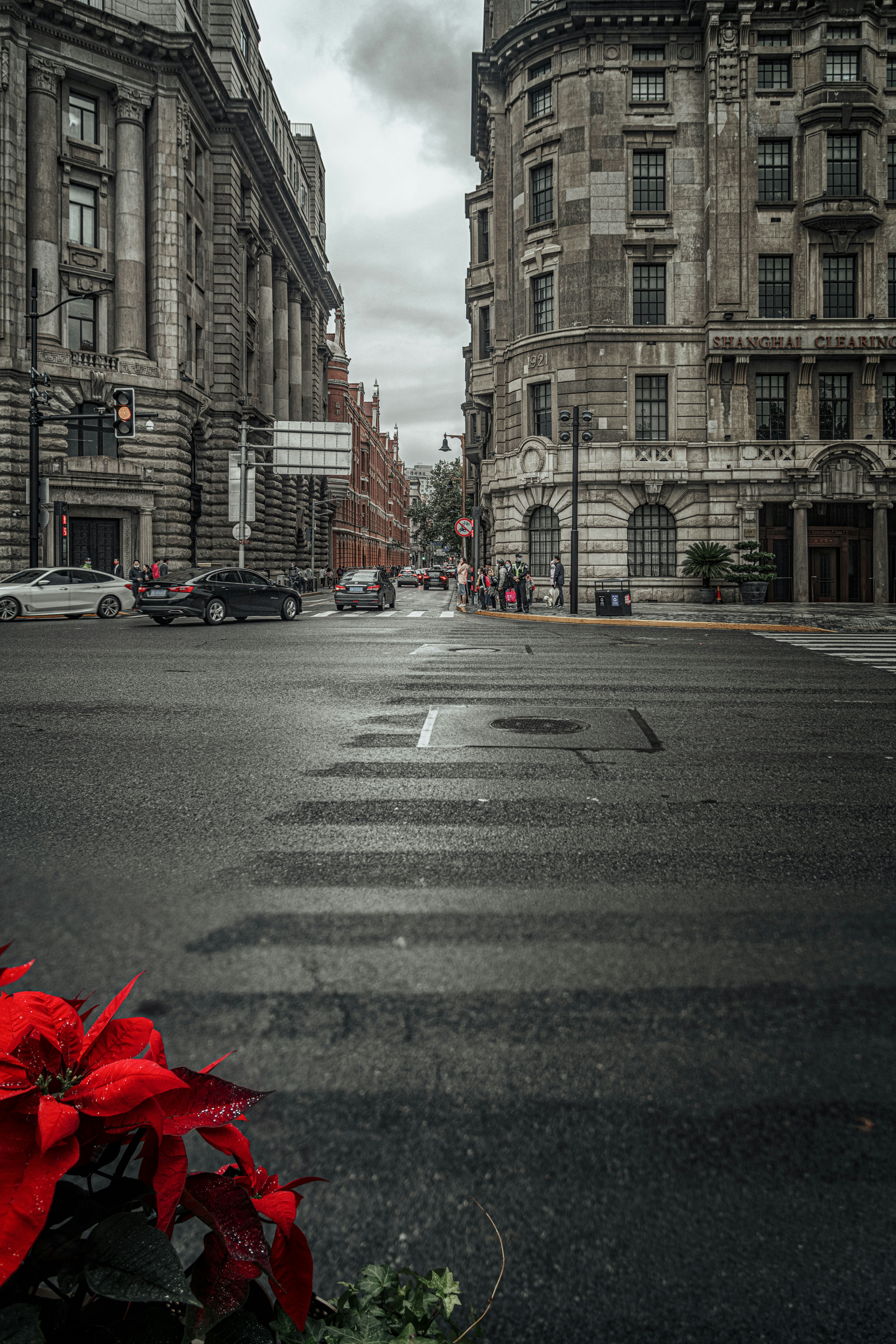 車や建物が脇にある通り