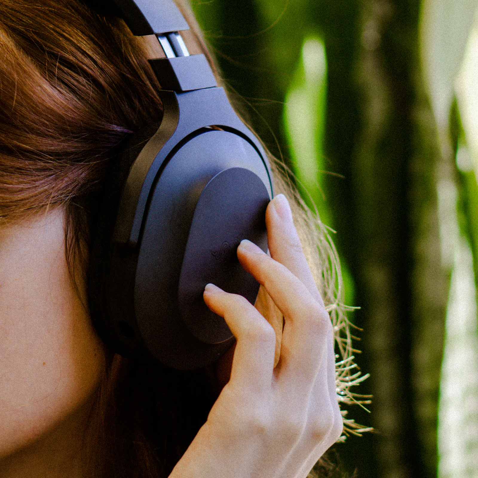 Detalle de la almohadilla de los auriculares sobre la oreja