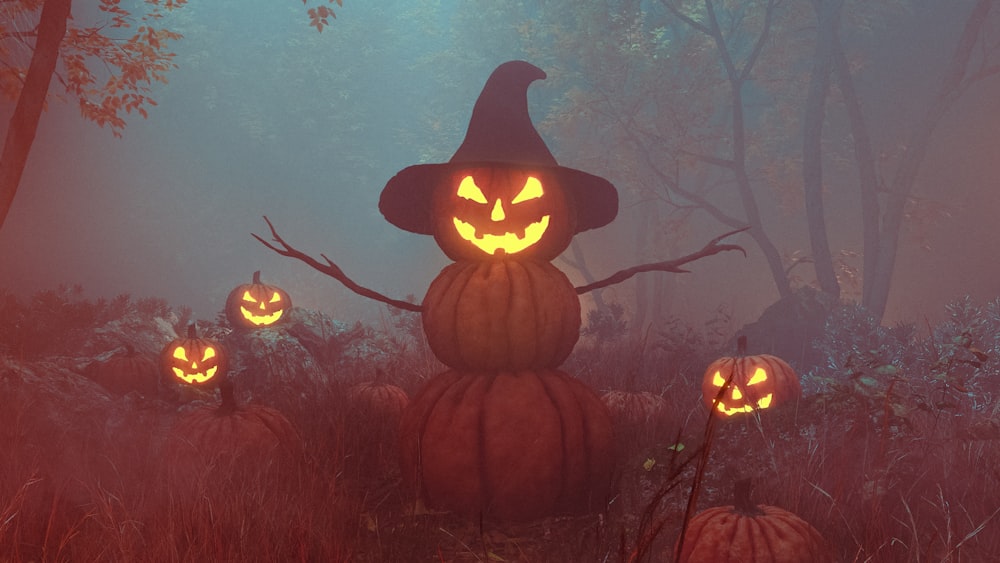 um grupo de jack-o-lanterns em uma floresta