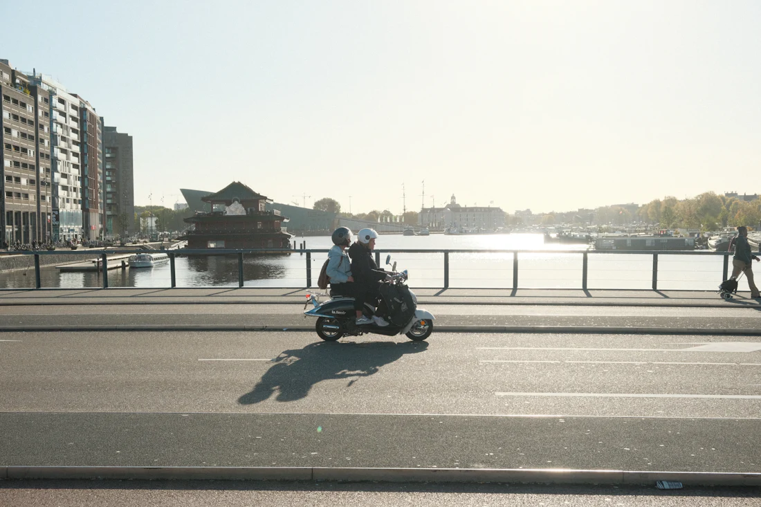 Instructeur en leerling onderweg op de scooter