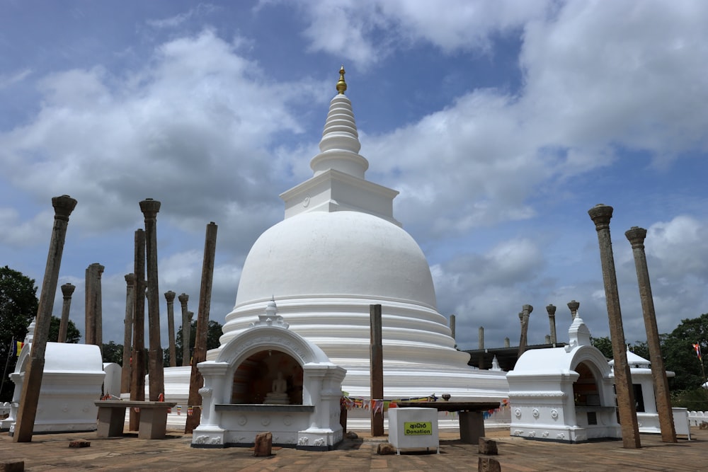 a white building with pillars