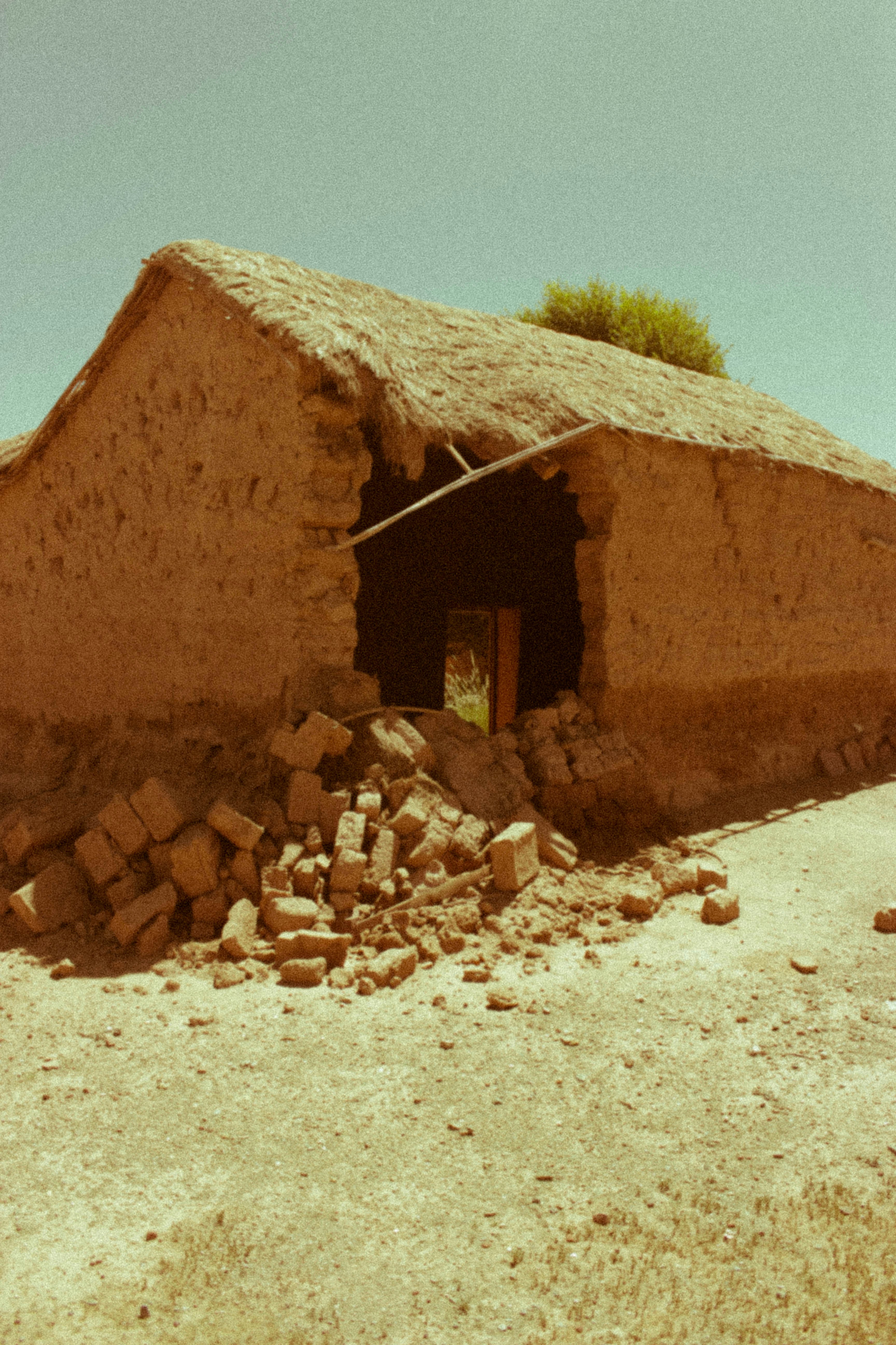 Un edificio con un montón de madera frente a él