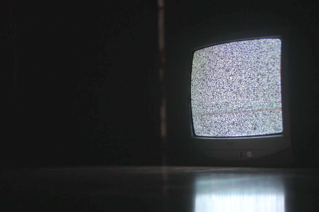 professional テレビ 色 おかしい a television screen with a blue background