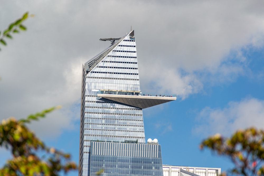 Un edificio alto con un cielo azul