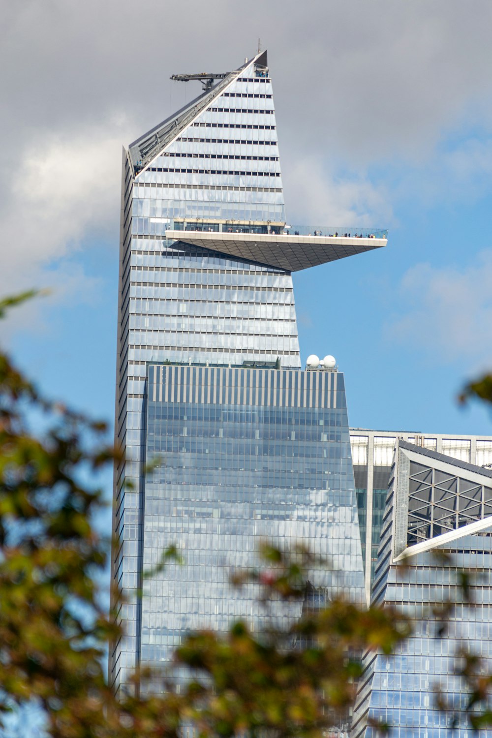 Un edificio alto con árboles frente a él