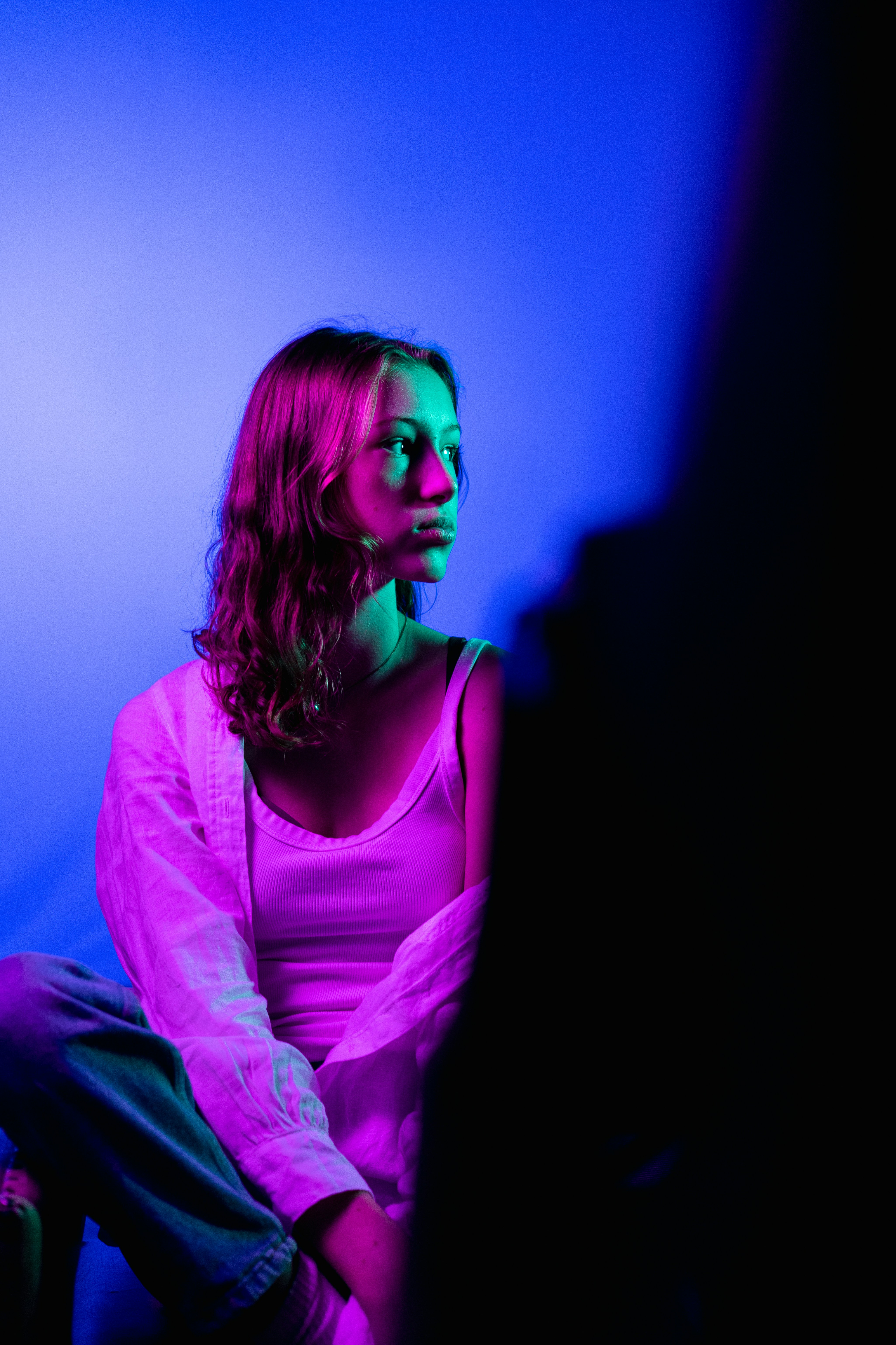 Una mujer con cabello verde
