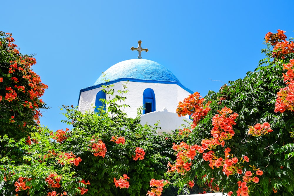 um edifício com uma cruz no topo