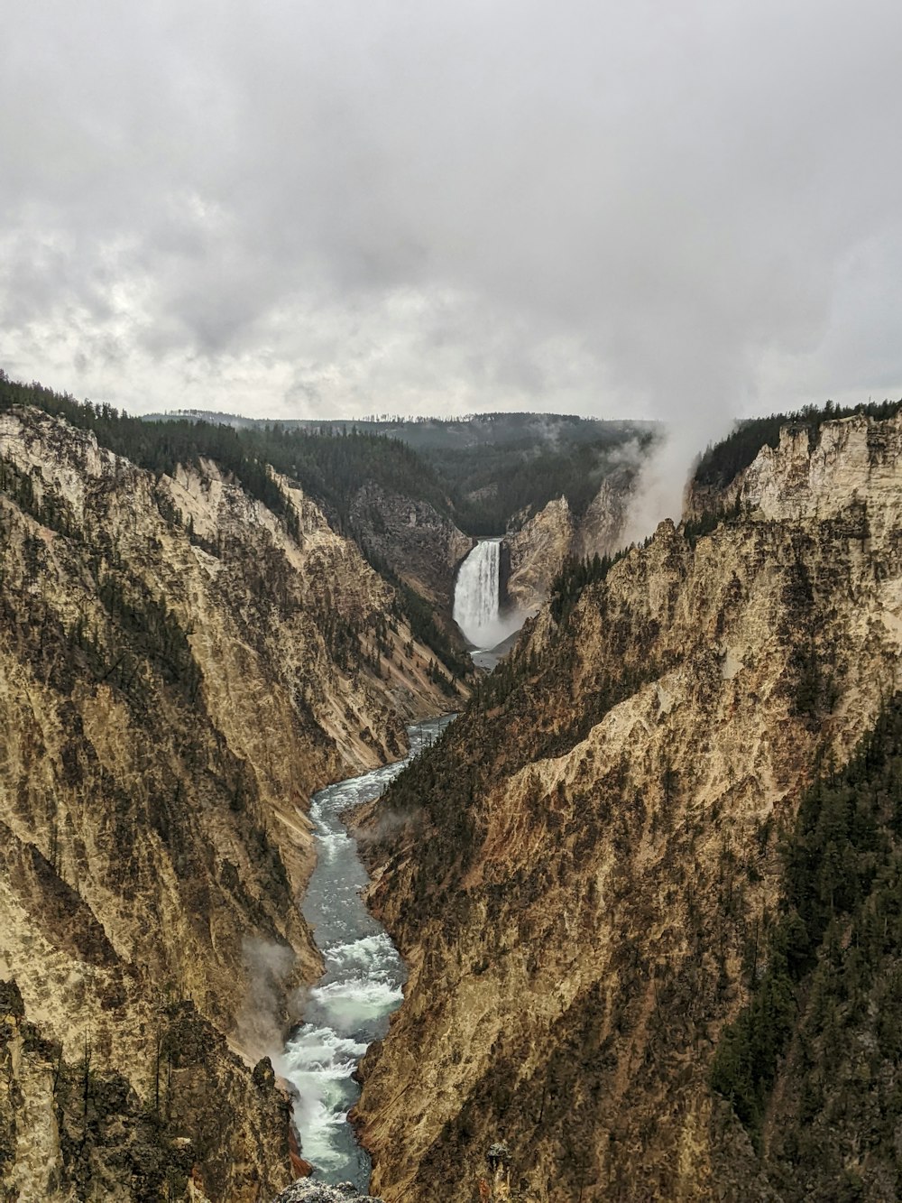 una cascata in una zona rocciosa