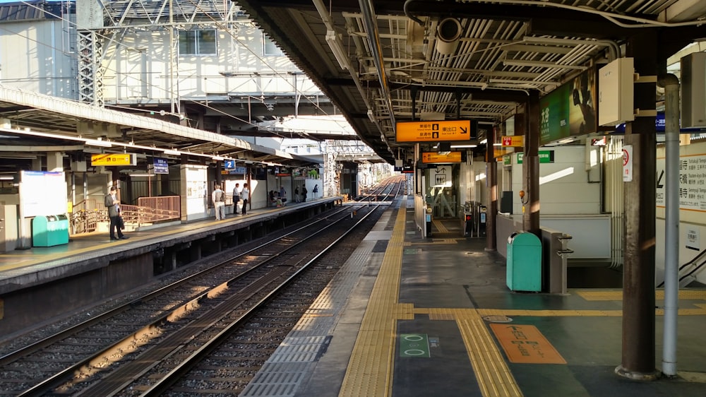 una stazione ferroviaria con persone in attesa