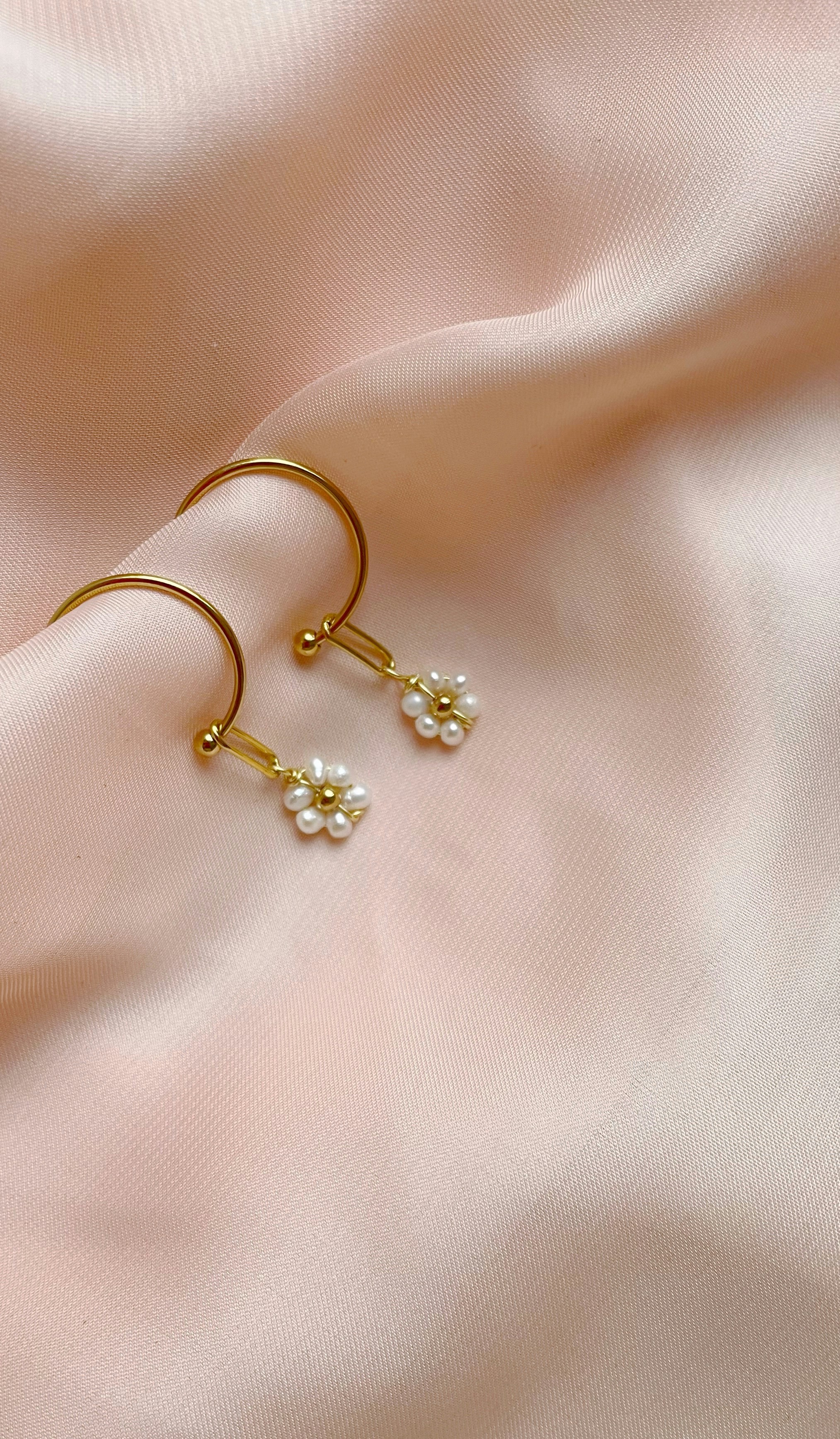 Un collar de oro sobre una superficie blanca