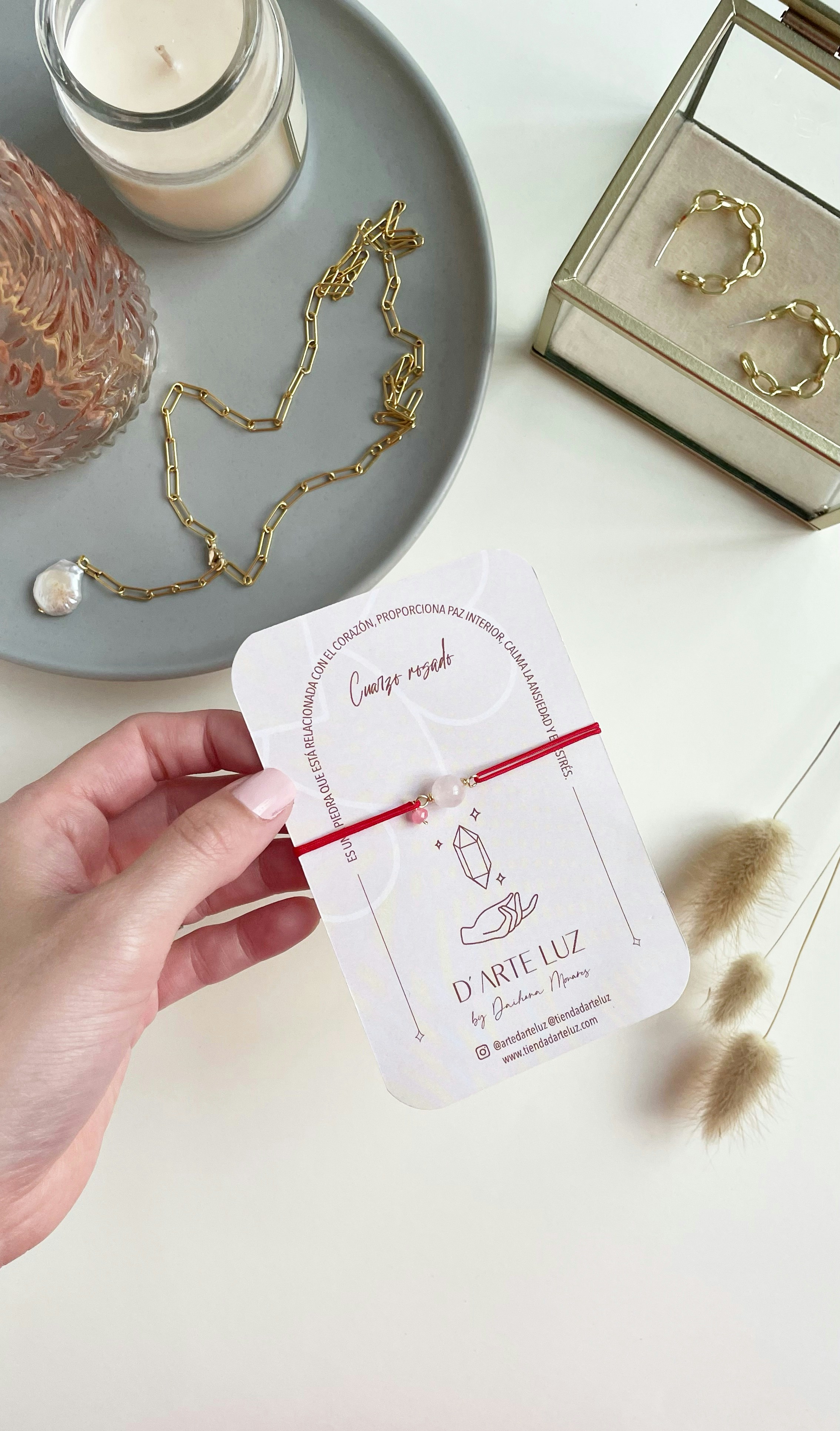 una mano sosteniendo una tarjeta