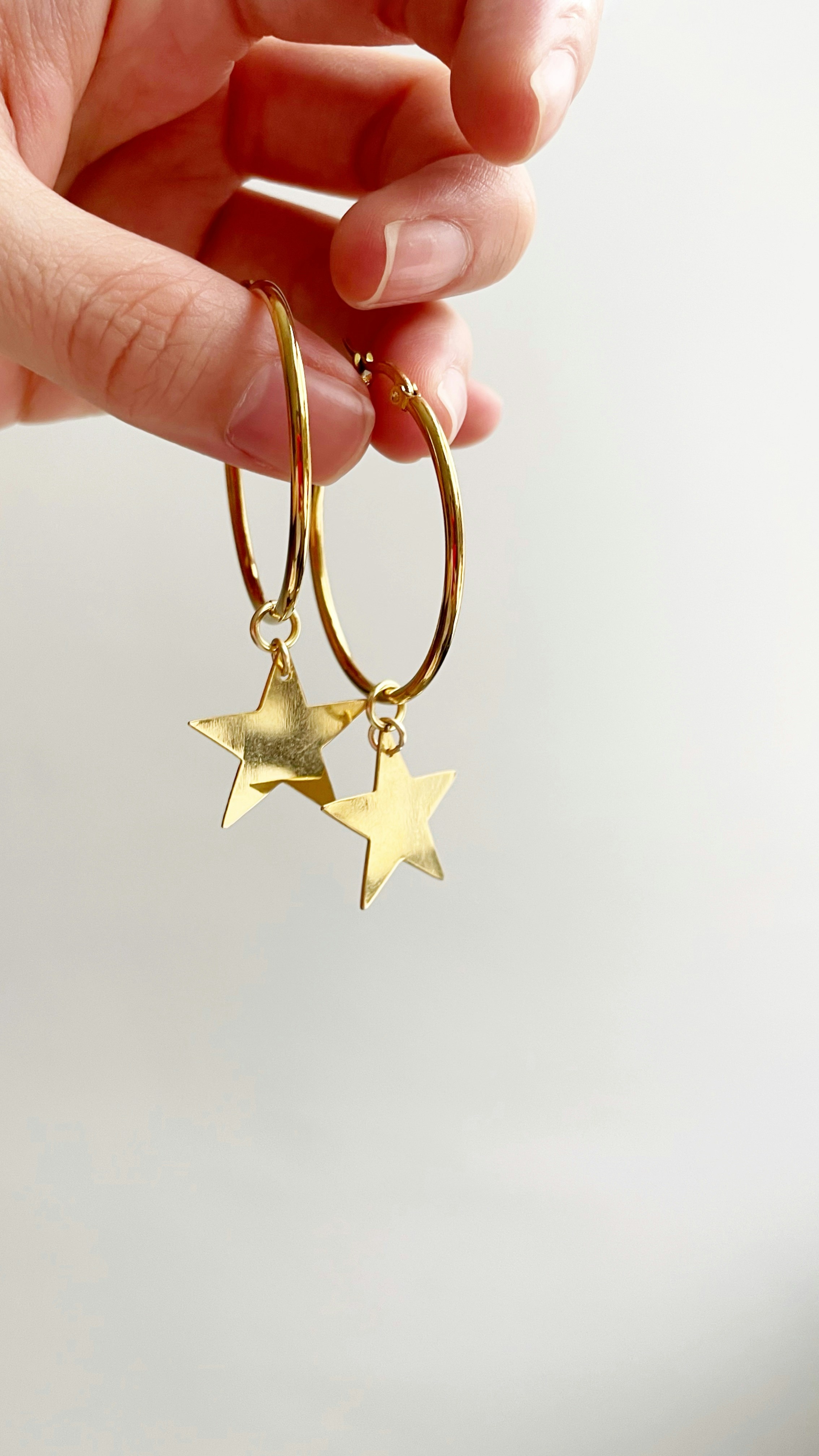 una mano sosteniendo una llave