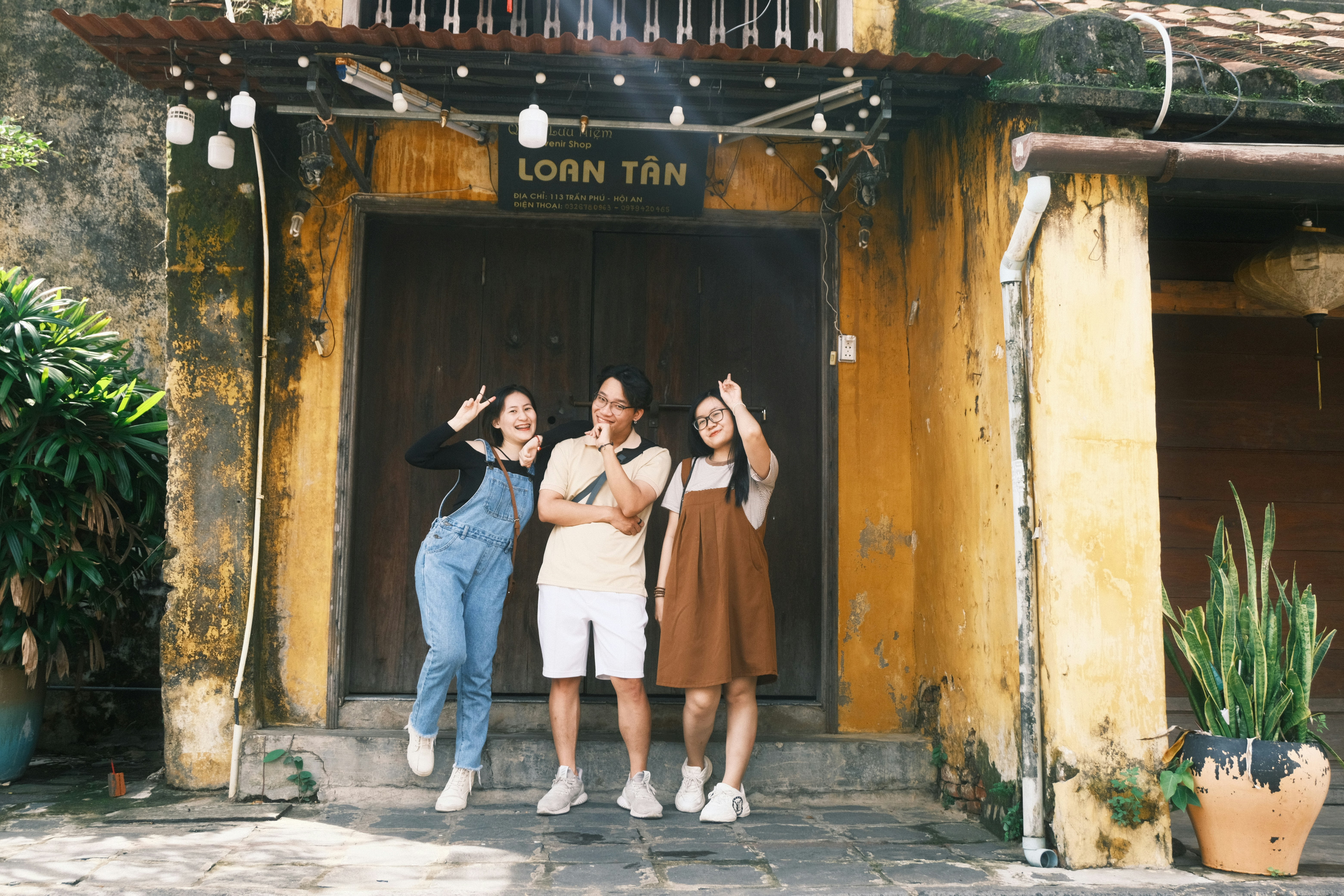 Eine Gruppe von Menschen, die vor einem Gebäude für ein Foto posieren