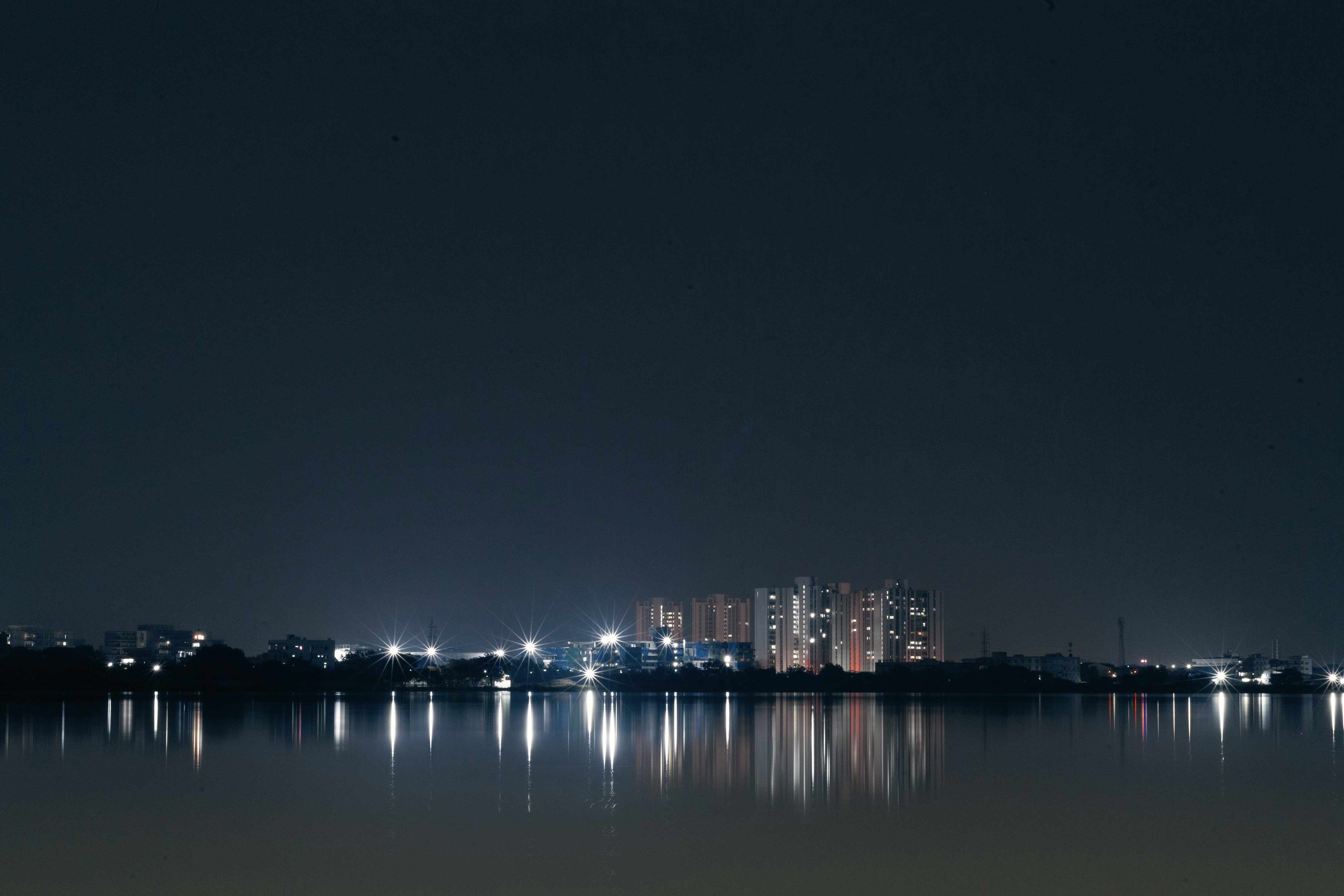 Un horizonte de la ciudad por la noche