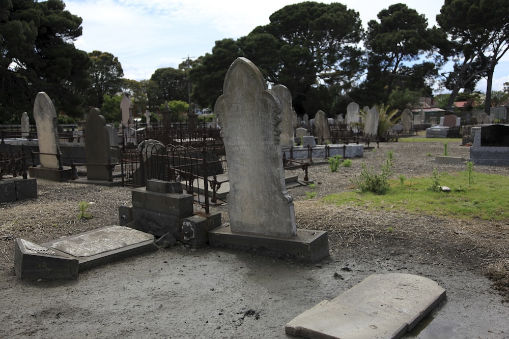 un cimetière avec des pierres tombales et des arbres
