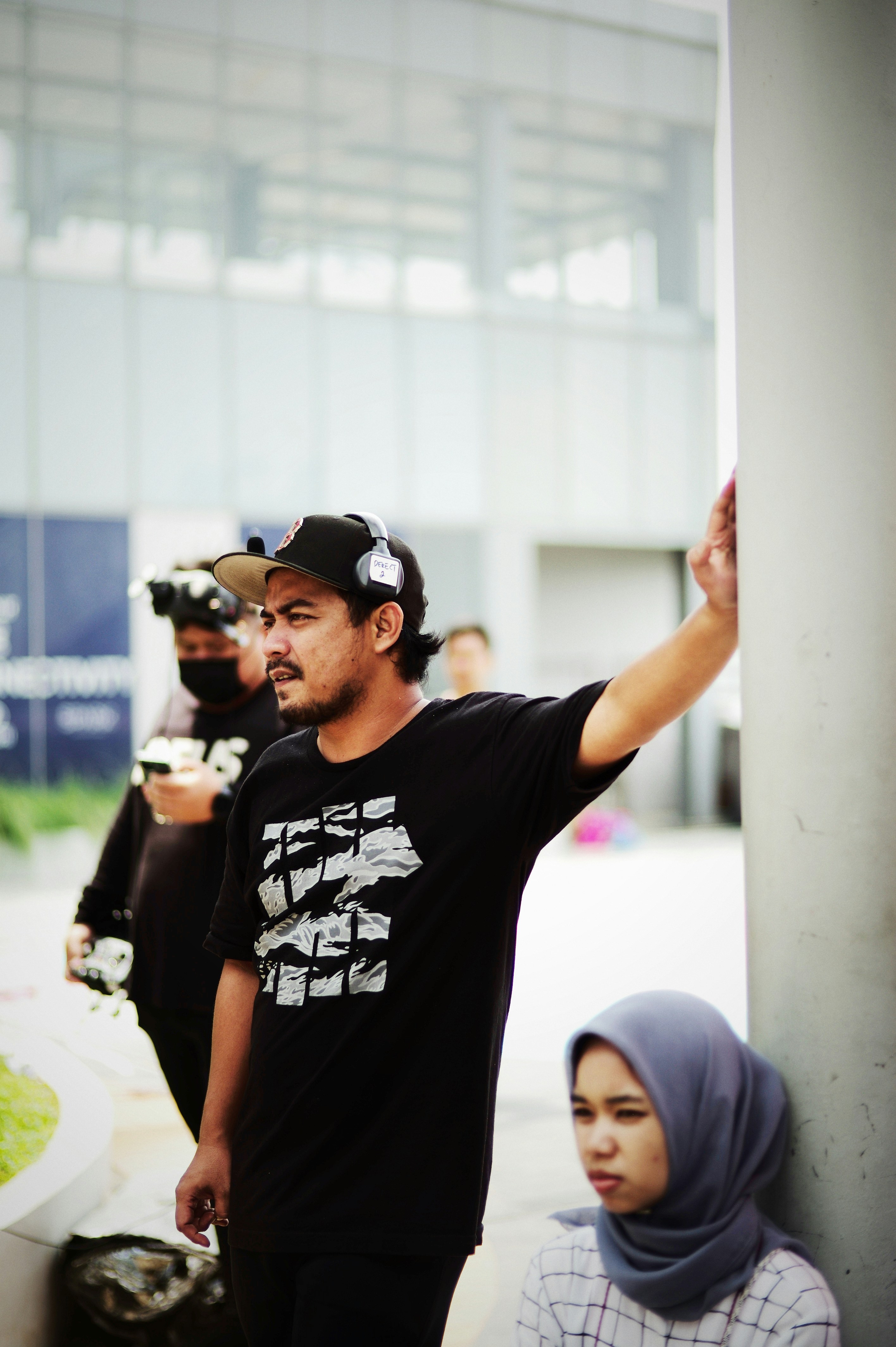 seseorang dengan tangan terangkat