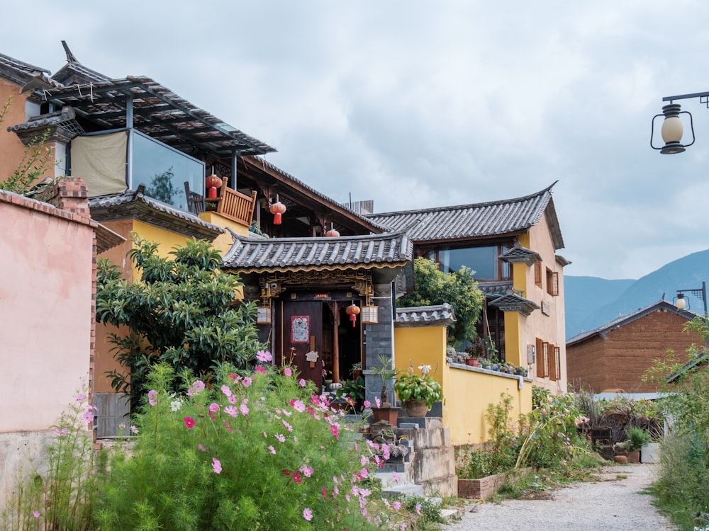 Une rangée de maisons fleuries