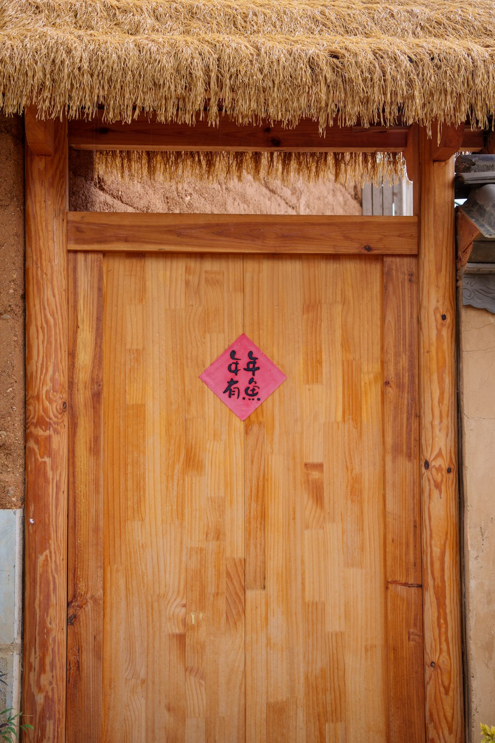 Una puerta de madera con un corazón rosa