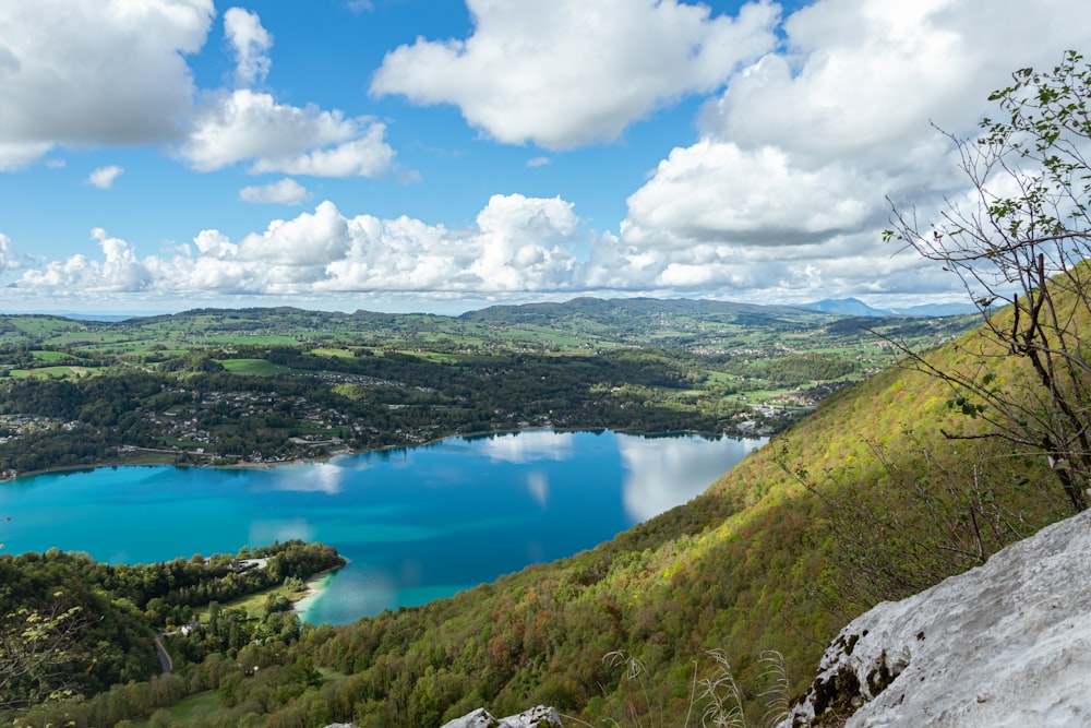 Un lago rodeado de colinas y árboles