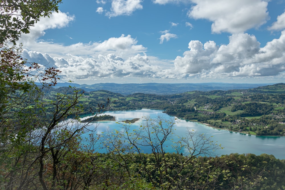 un río con árboles y colinas a su alrededor