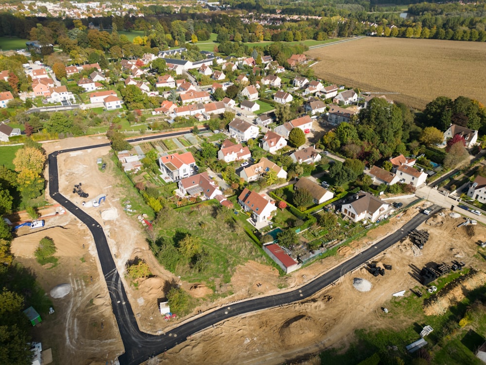 Une ville avec de nombreux bâtiments