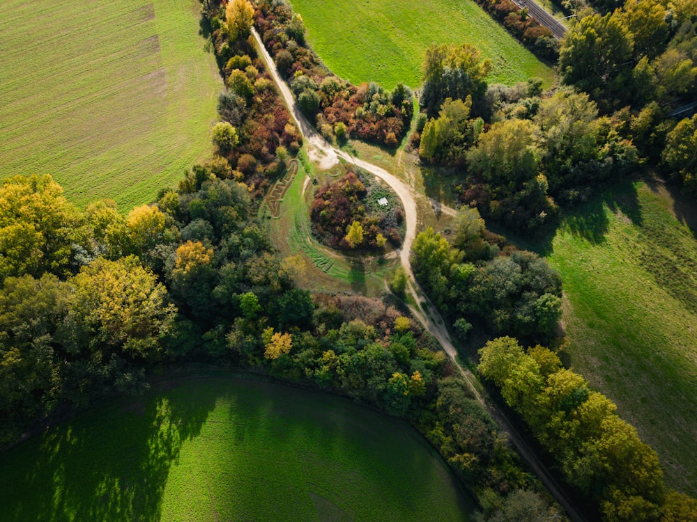 une rivière avec un pont au-dessus