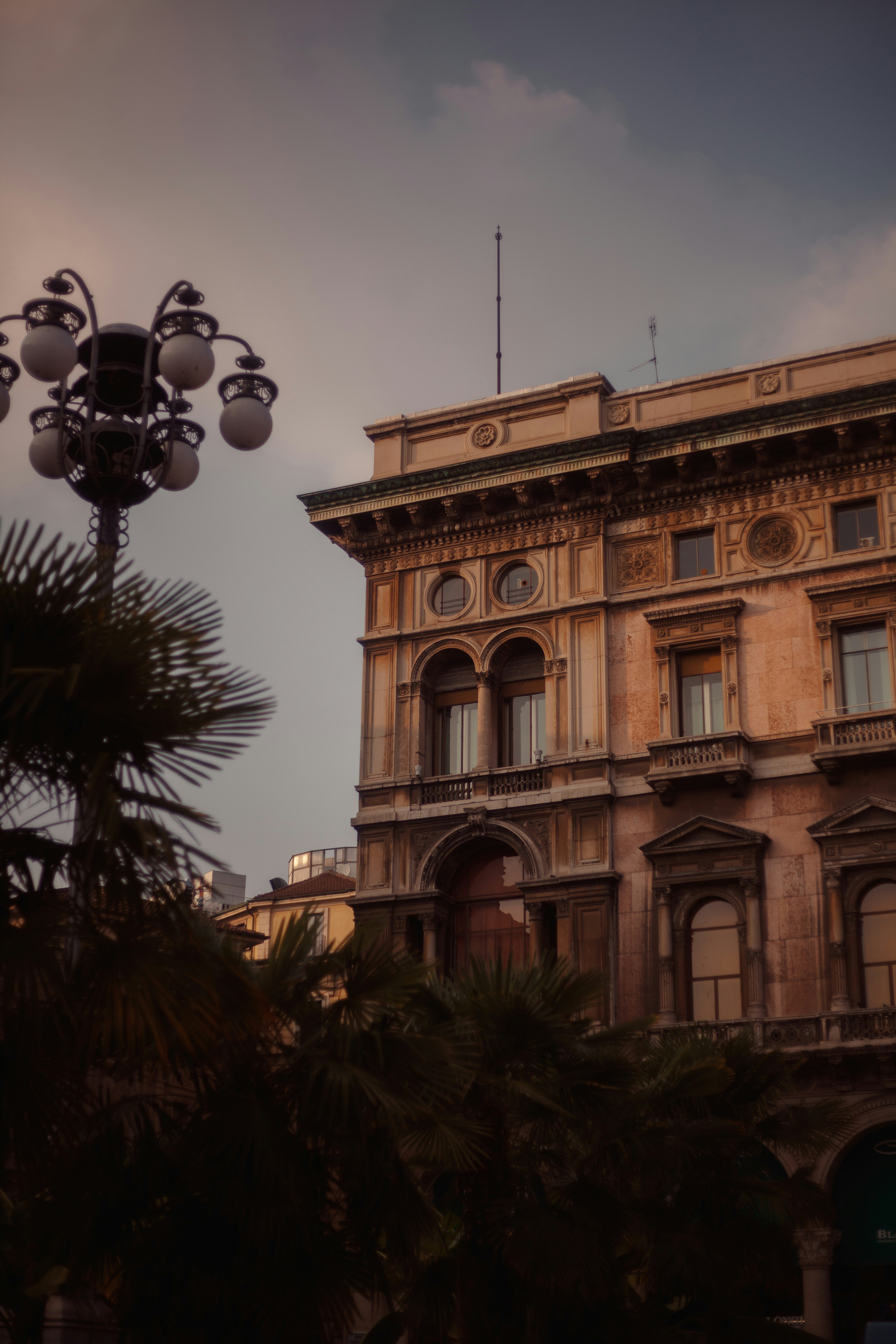 un edificio con una torre dell'orologio