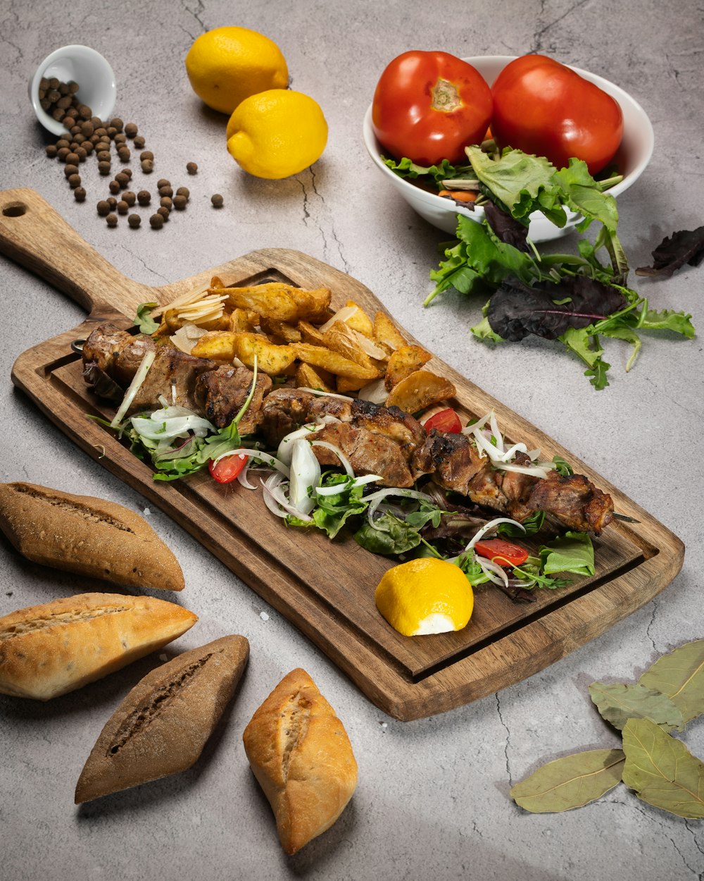 una tabla de cortar de madera con comida