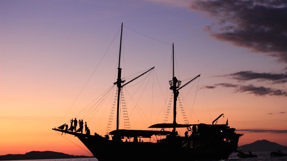 um barco com pessoas nele