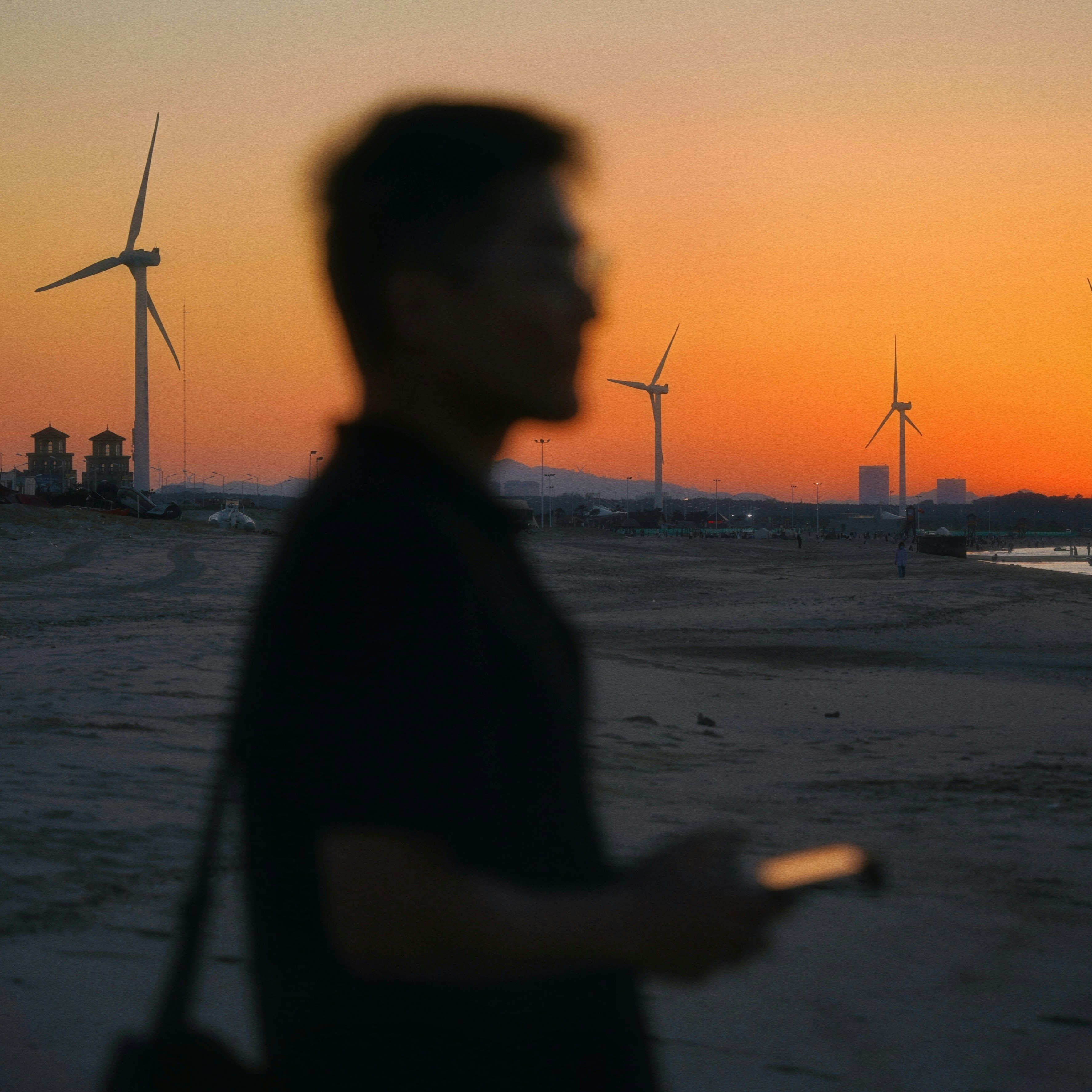 Un hombre parado en una playa