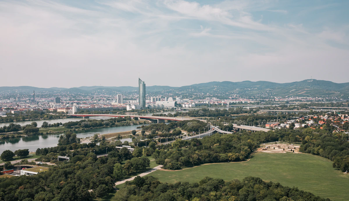 Wien vom Donauturm — Stadtpanorama mit Donau und Architektur