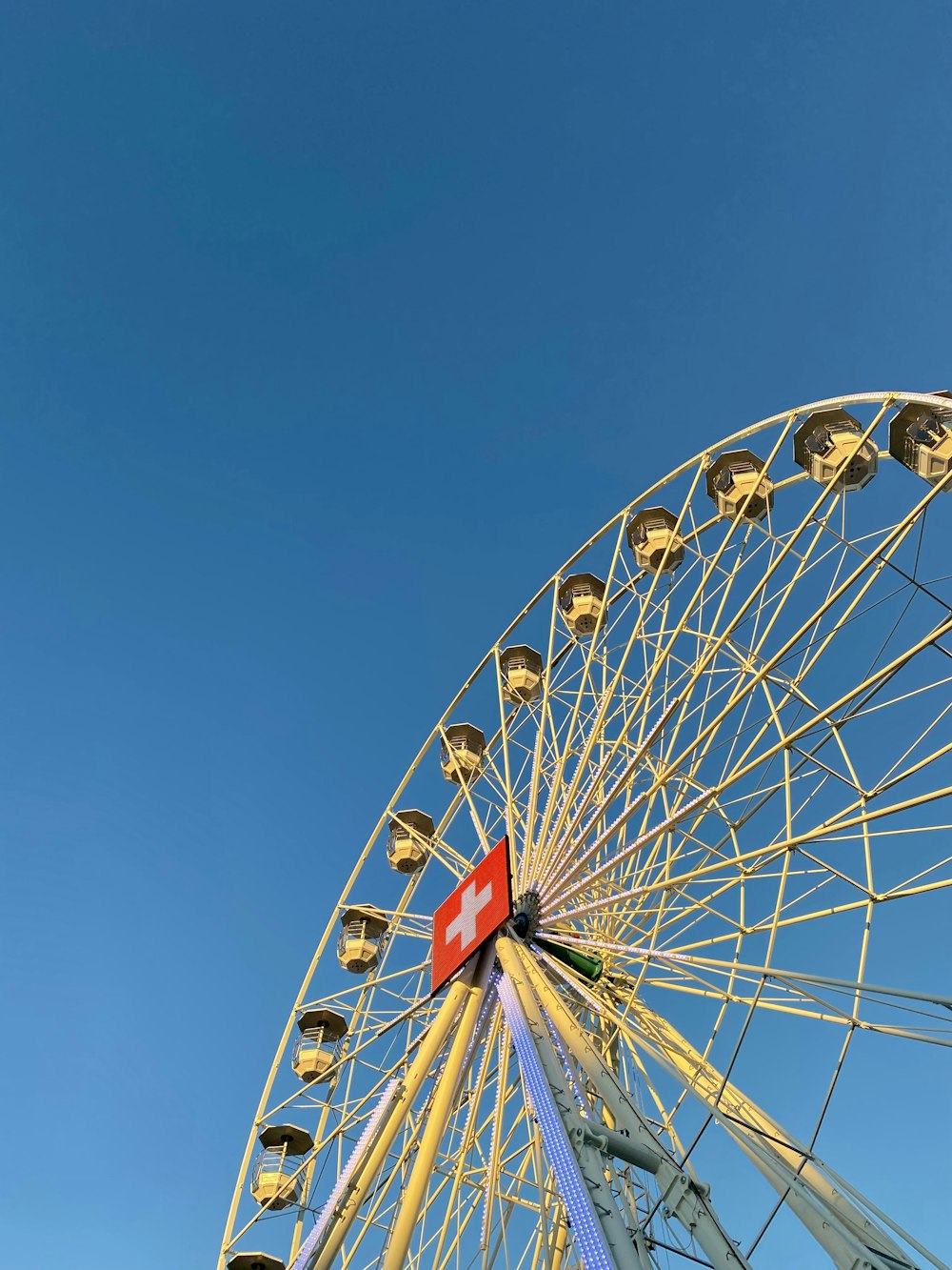 una ruota panoramica con cielo blu