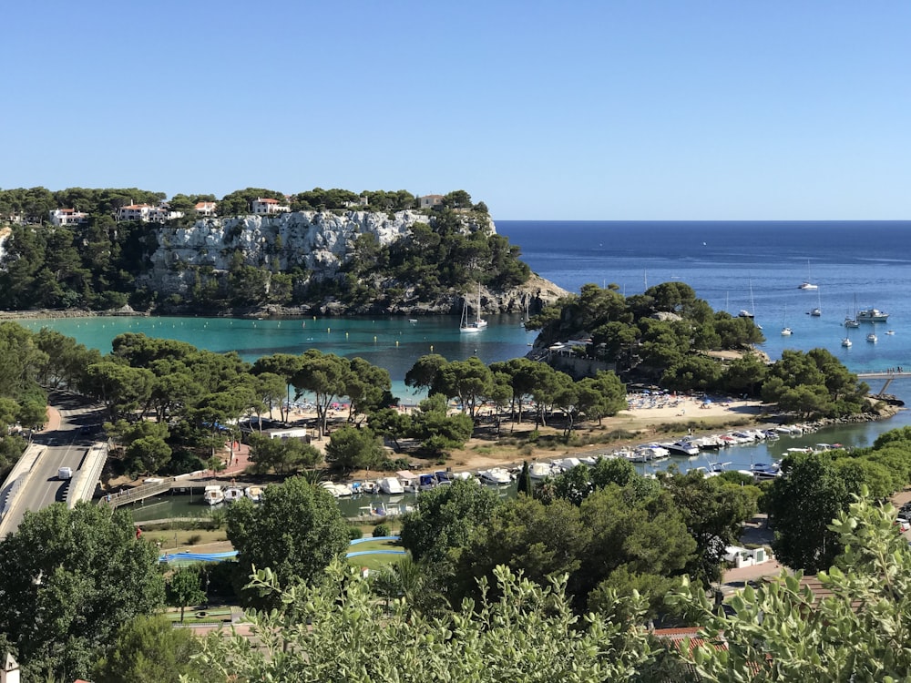 Una città vicino all'acqua