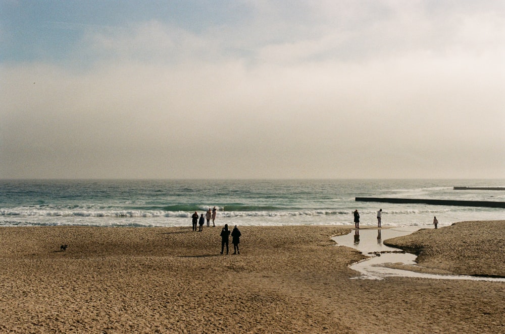 Ein paar Leute an einem Sandstrand direkt am Meer