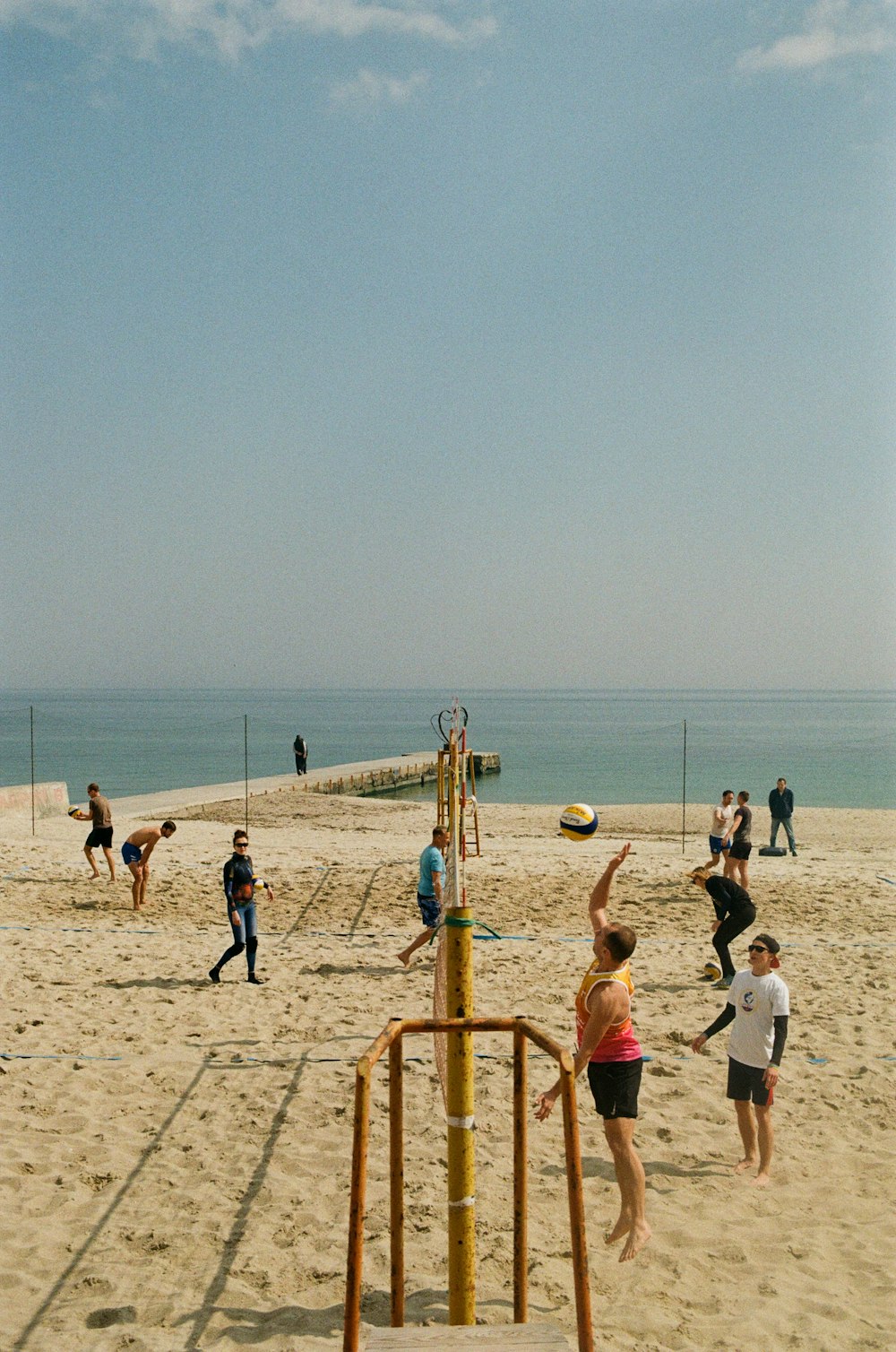 Un grupo de personas jugando voleibol en una playa