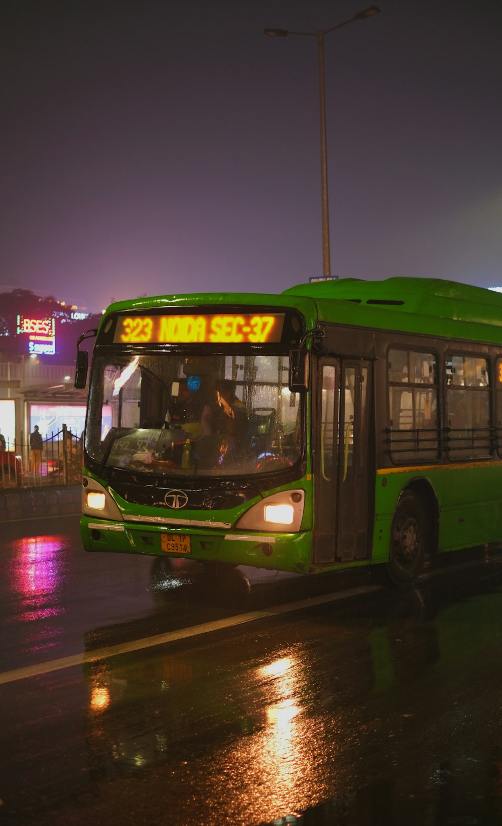 un autobús por la noche