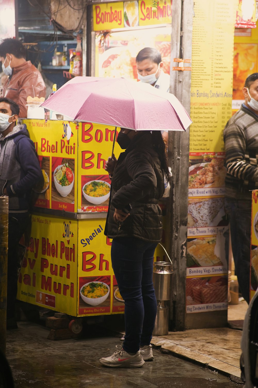 Un grupo de personas de pie frente a una tienda