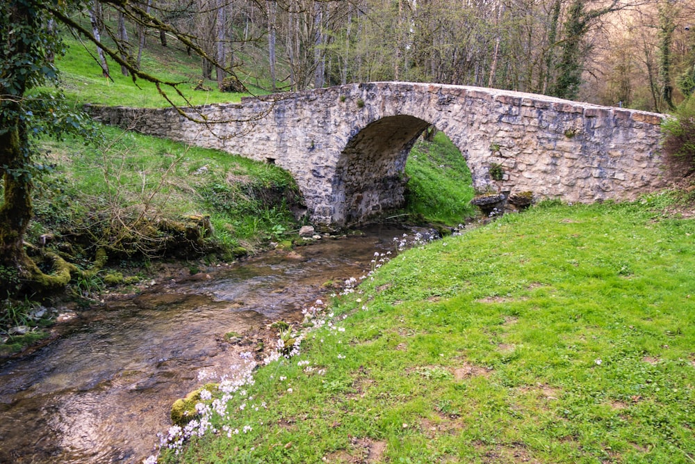 uma ponte de pedra sobre um riacho