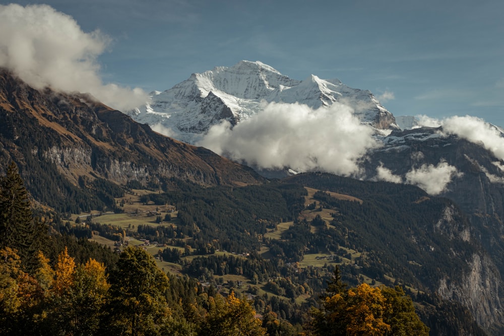 Ein Berg mit Schnee